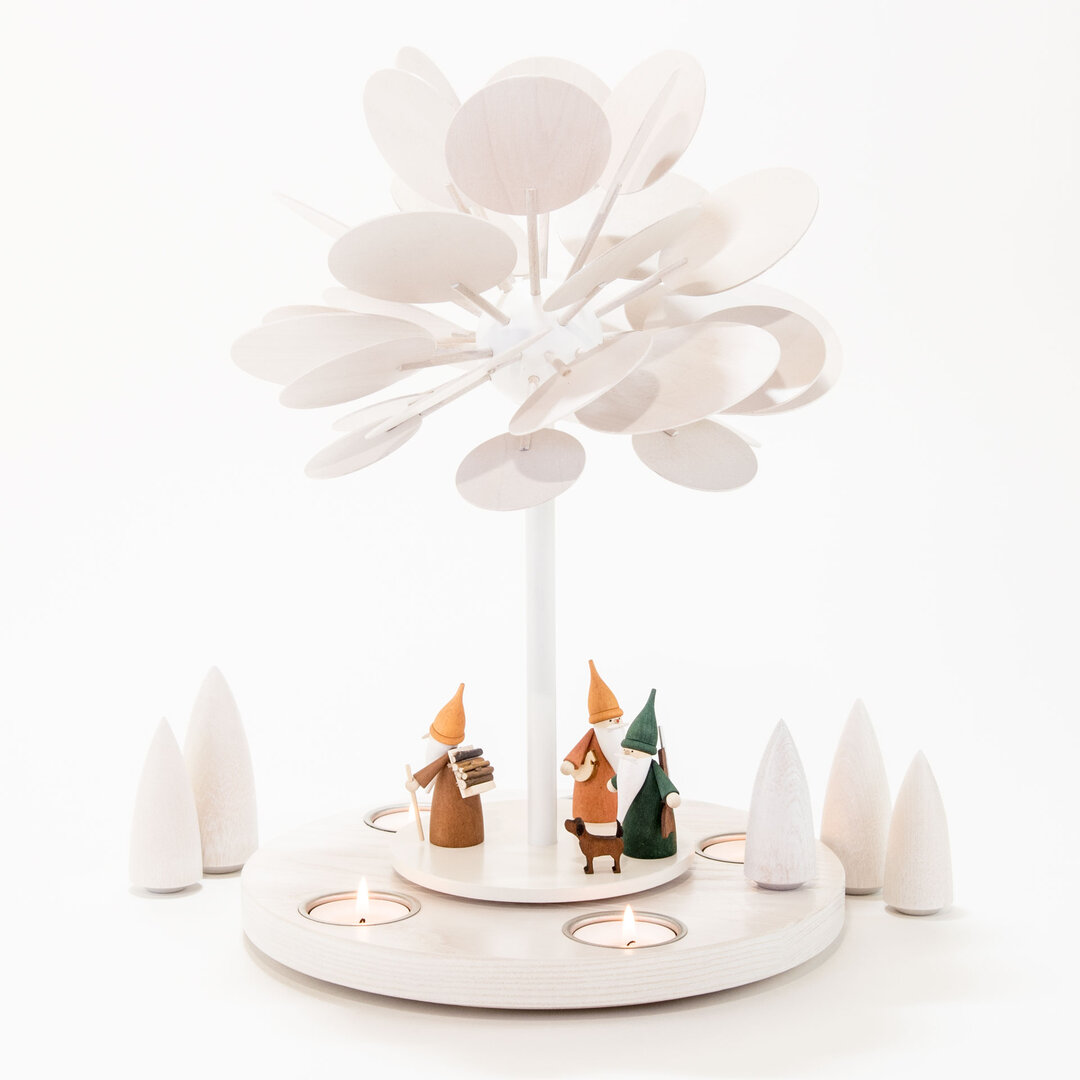 Kleiner Jahreszeitenbaum Winterzauber für 5 Teelichter mit Waldarbeiterwichtel, Spielzeugmacherwichtel, Jägerwichtel mit Hund und Winterwald Kleine Teelichtpyramide Winterzauber für 5 Teelichter mit Waldarbeiterwichtel, Spielzeugmacherwichtel, Jägerwichtel mit Hund und Winterwald